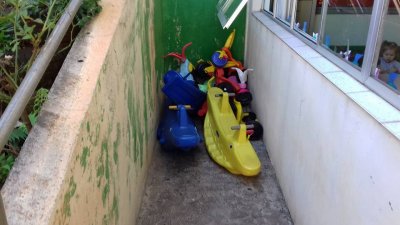 Brinquedos expostos em local improvisado denunciam necessidade urgente por melhorias (Fotos: Alvaro Busetto/Cultura AM)