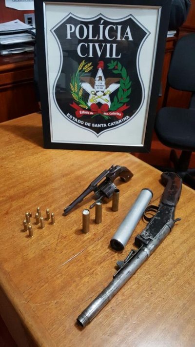 Arma e munições foram apreendidas (Foto: Polícia Civil de Xaxim)