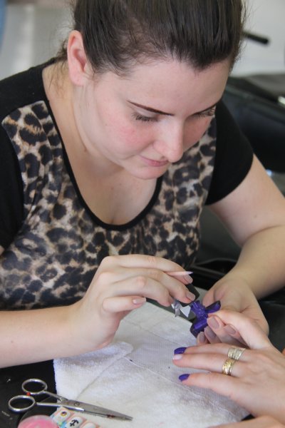 Mônica tem clientela fixa como manicure, o que garante a estabilidade de renda (Fotos: Janquieli Ceruti/LÊ)