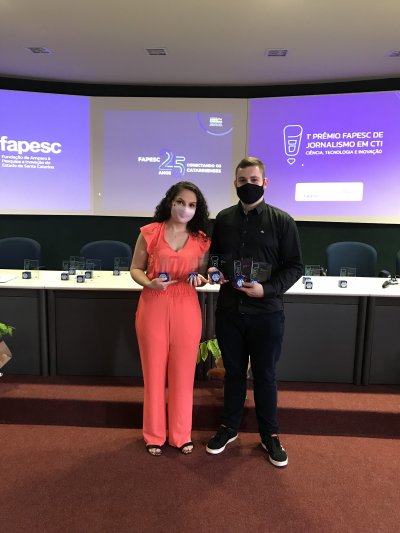 Liziane Vicenzi e Gabriel Kreutz conquistaram cinco troféus no 1º Prêmio Fapesc de Jornalismo em Ciência, Tecnologia e Inovação