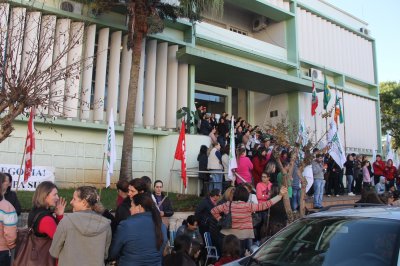 Anunciada no início da semana, mobilização reúne dezenas em frente ao prédio público (Fotos: Janquieli Ceruti/LÊ)