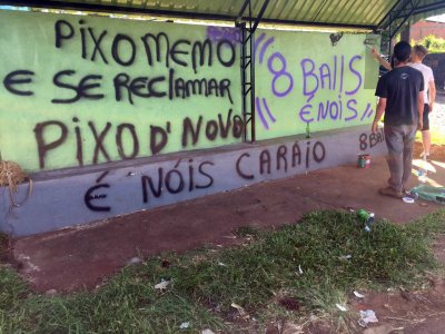 Em novembro do ano passado, membros do grupo de Facebook "8 Balls" revitalizaram ponto de ônibus com pichação feita sem consentimento, em Xaxim (Foto: Arquivo/LÊ)