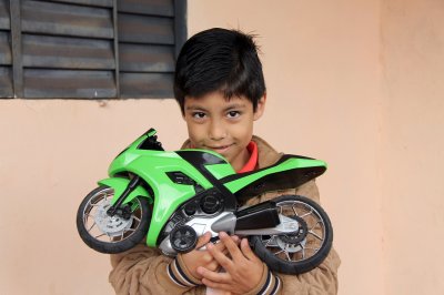 Emanuel encantou-se com o presente e garantiu que, quando crescer, será piloto de moto (Foto: Axe Schettini/LÊ)