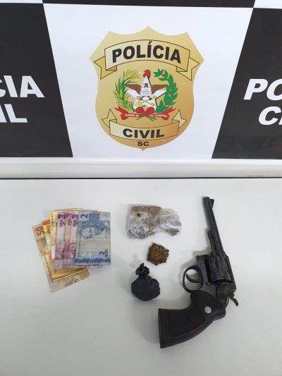 Dinheiro, quantidade de maconha e a arma foram apreendidos pela Polícia Civil