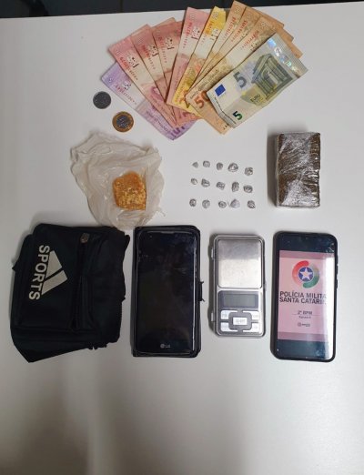 Drogas, celular, dinheiro e uma balança de precisão foram apreendidos pelos policiais militares