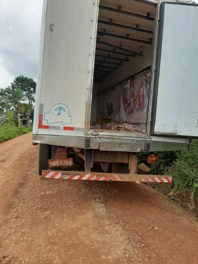 De acordo com a Polícia Militar, os criminosos levaram praticamente toda carga de carne que estava no baú do caminhão
