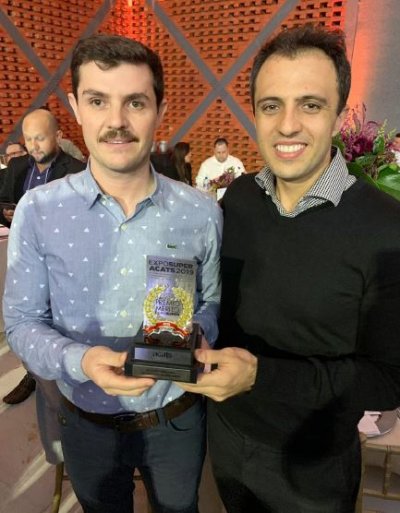 Diogo Tozzo e André Tozzo receberam o prêmio em Joinville (SC)