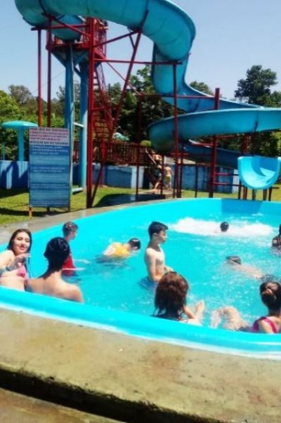 Adolescentes curtiram a tarde com almoço, brincadeiras e piscina em Águas de Chapecó