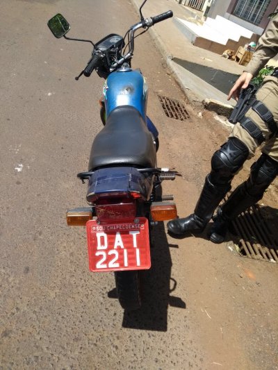 Motocicleta foi apreendida pela Polícia Militar (Foto: Divulgação/LÊ)