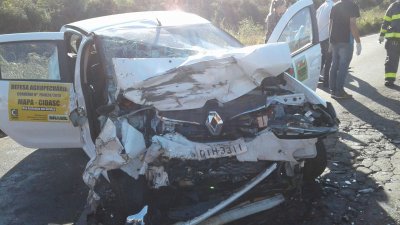 Renault Sandero teve a parte frontal toda destruída (Foto: Corpo de Bombeiros)