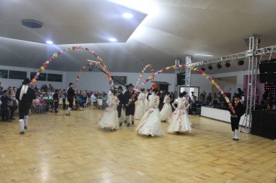 Apresentações de dança do Grupo de Artes Abrindo Fronteiras encantou o público no sábado (23) (Foto: Vitória Schettini/LÊ)