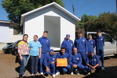 Voluntários destacaram satisfação enquanto instalavam a casinha (Fotos: Janquieli Ceruti/LÊ)