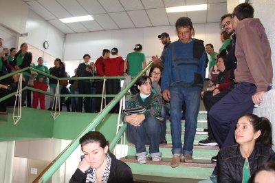 Grevistas aguardam por reunião (Fotos: Janquieli Ceruti/LÊ)