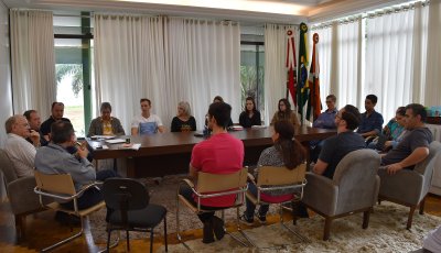 Lideranças estiveram reunidas para discutir atrações do Natal Encantado 2017 (Foto: Prefeitura de Xaxim)