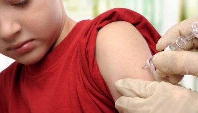Para receber a dose da vacina, os adolescentes deverão comparecer às Unidades de Saúde munidos de carteirinha de vacinação e carteira do SUS (Foto: Divulgação/LÊ)