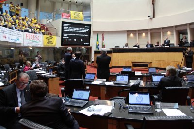 Piso estadual ficará 15% superior ao salário mínimo brasileiro (Foto: Assessoria deputado Dirceu Dresch)