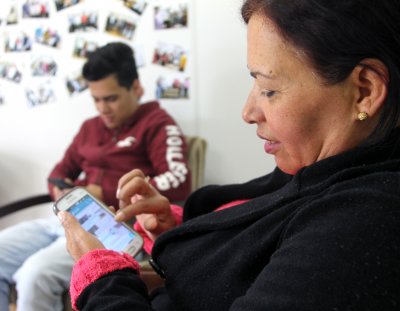 Mãe e filho prezam pelo contato físico, mas aprovam incremento da internet em casa (Foto: Felipe Giachini/LÊ)