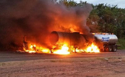 Ônibus incendiou logo após a batida (Foto: Divulgação/PRE)