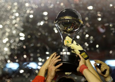 Taça, que seria disputada, deverá ser entregue à Chapecoense (Foto: Divulgação/LÊ)
