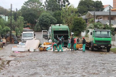 Móveis, eletrodomésticos e roupas viraram lixo após contato com a água da chuva que vem alagando a região (Foto: Prefeitura de Xanxerê)