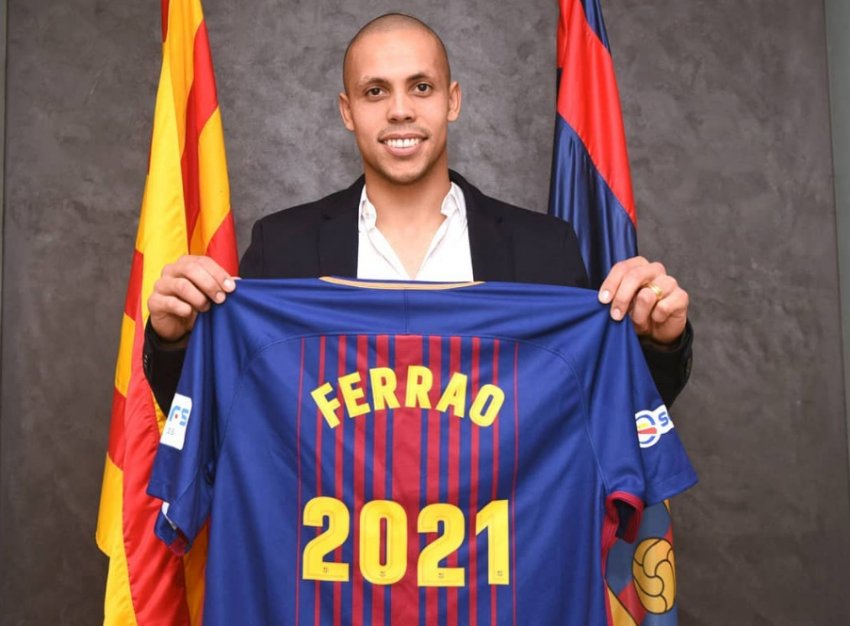 Chapecoense Ferrão renovou contrato com clube catalão até 2021 (Foto: Reprodução/Instagram)