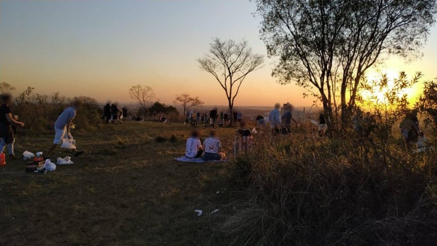 Inúmeras pessoas foram flagradas contemplando o pôr do sol e gerando aglomeração no final da rua Índio Condá, no bairro Esplanada