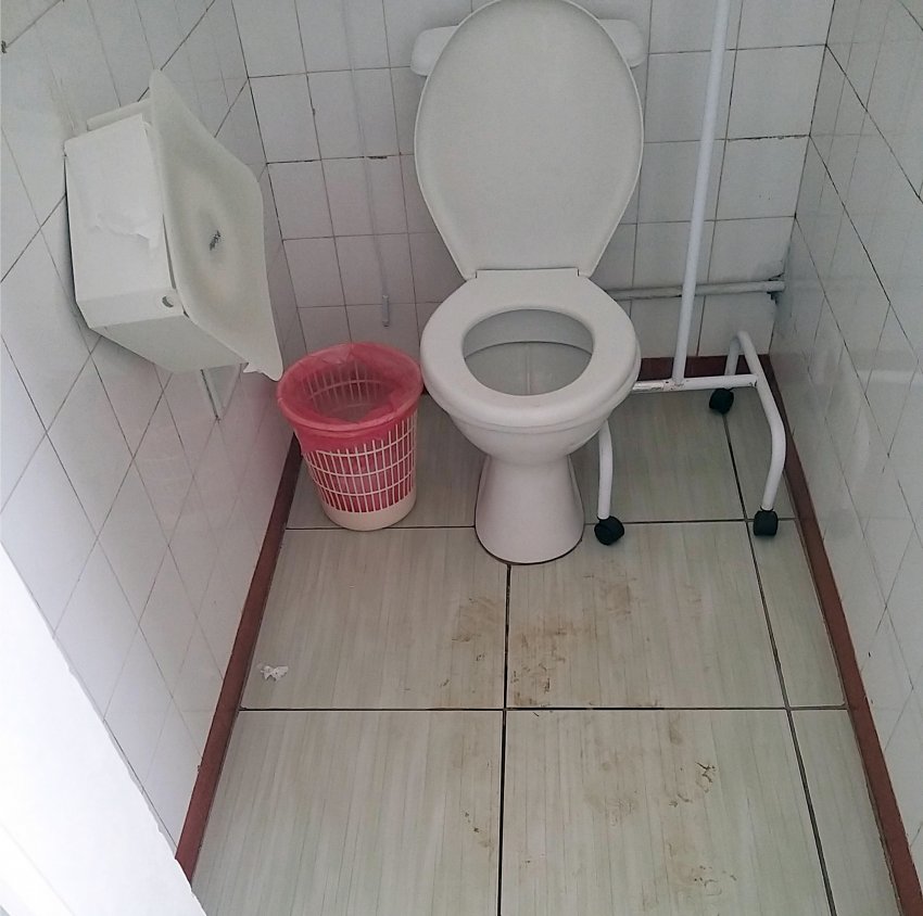 Banheiro em más condições de higiene na ala para pacientes com coronavírus do Hospital Frei Bruno