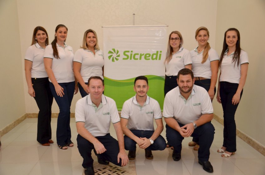 Equipe da agência Sicredi em Xaxim recepcionou associados na entrada do evento (Foto: MB Comunicação)