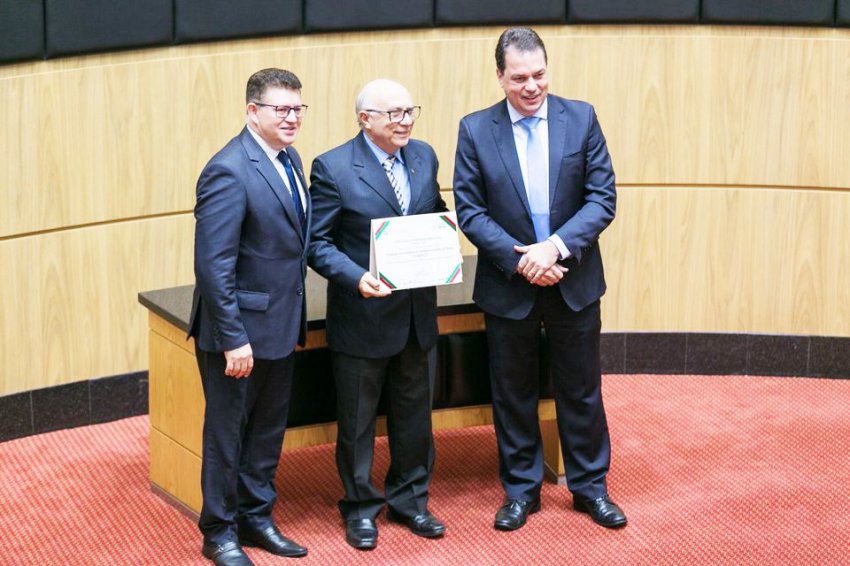 O presidente da Fundeste, Vincenzo Mastrogiacomo, recebeu o certificado durante cerimônia da Alesc