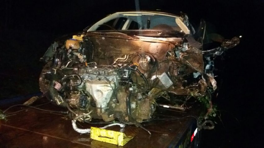 Automóvel ficou totalmente destruído com o impacto (Foto: PRF)