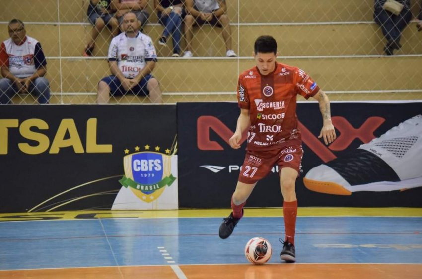 Ernesto Claudino Gris, com apenas 21 anos, se classificou no 10 Best Men's Young Player in the World, do Futsal Awards 2021