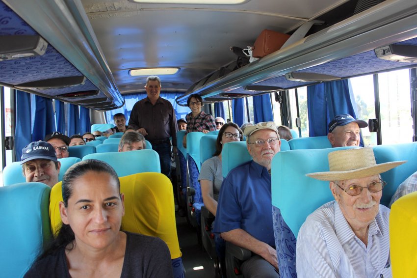 Prefeito Lírio e a secretária Leni acompanharam a saída de 18 xaxinenses para São Lourenço do Oeste (Foto: Prefeitura de Xaxim)