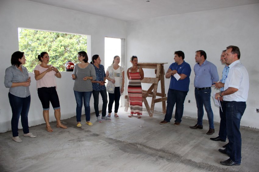 Ao lado de Adriano Bortolanza, equipe da Prefeitura de Xaxim esteve visitando as obras do Ceim nesta semana (Foto: Prefeitura de Xaxim)