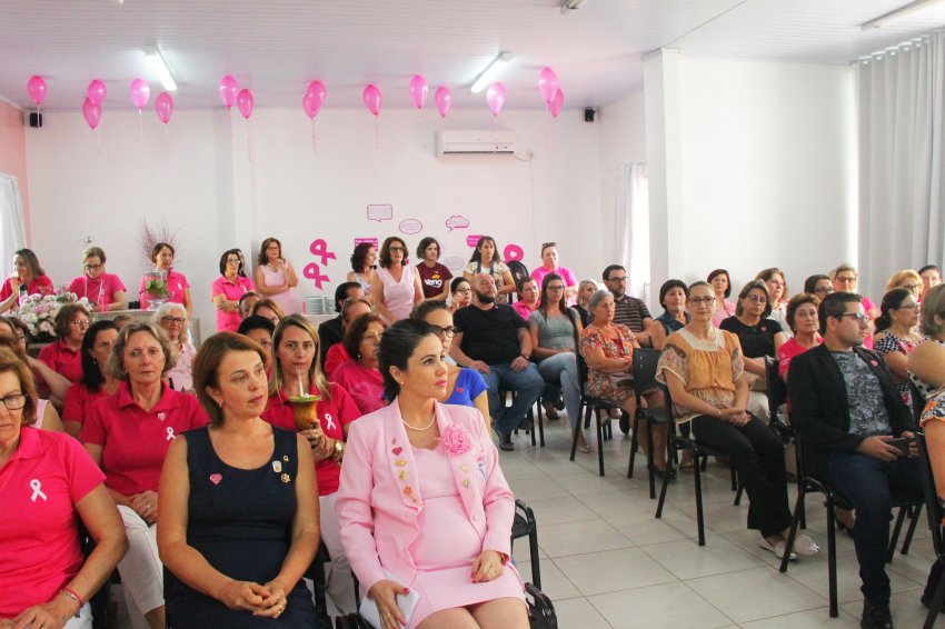O evento reuniu voluntários, autoridades e membros da Rede Feminina de Combate ao Câncer de Xaxim (Foto: Vitória Schettini/LÊ)