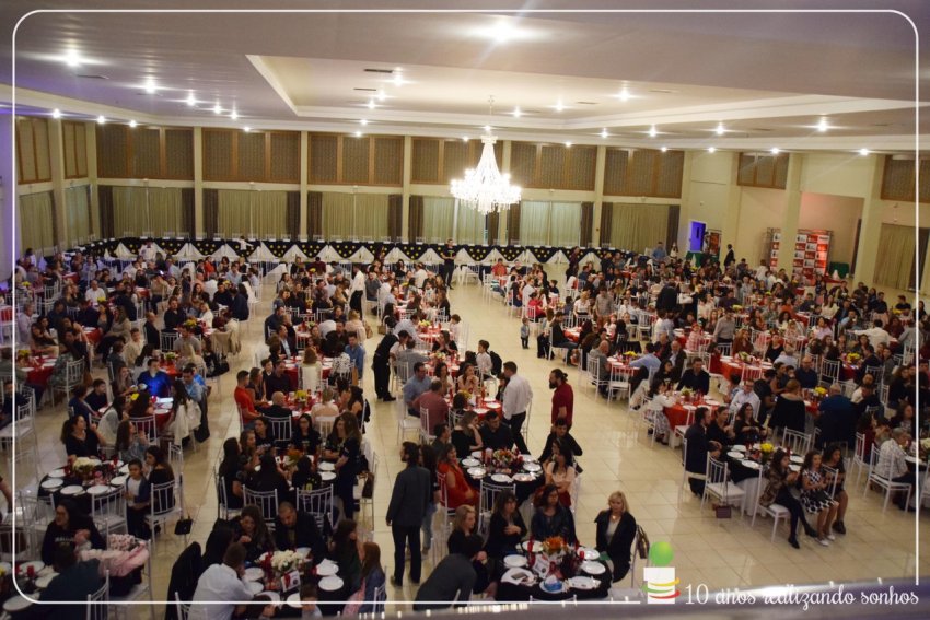Jantar em comemoração aos 10 anos do Colégio Trilíngue Inovação aconteceu na semana passada, em Chapecó
