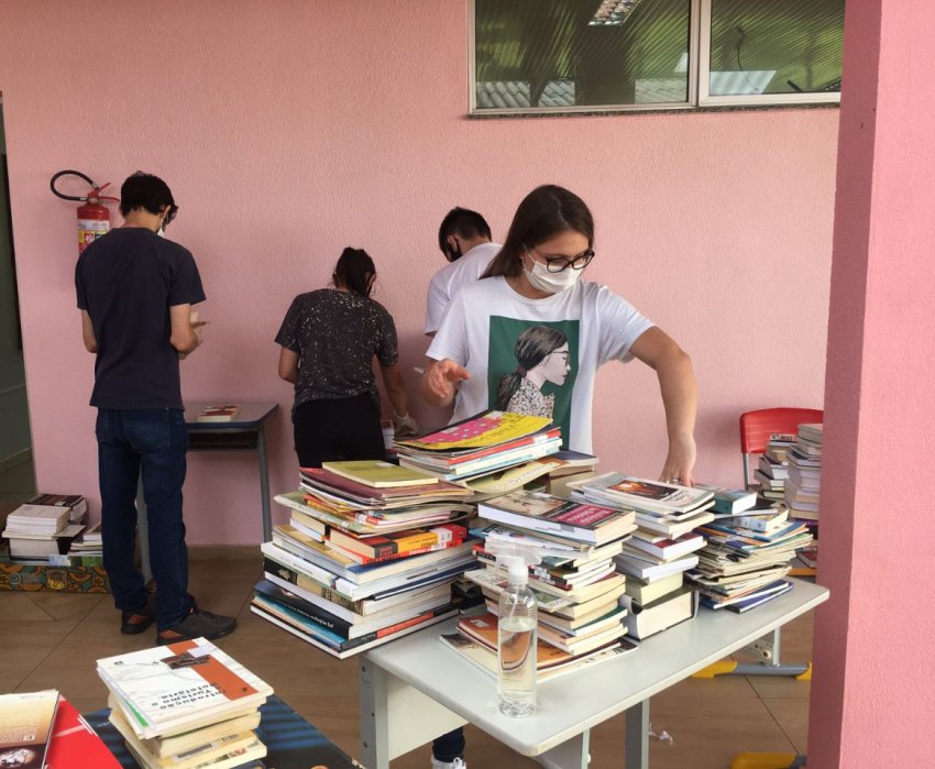 Os estudantes realizaram a restauração do acervo de livros para a biblioteca