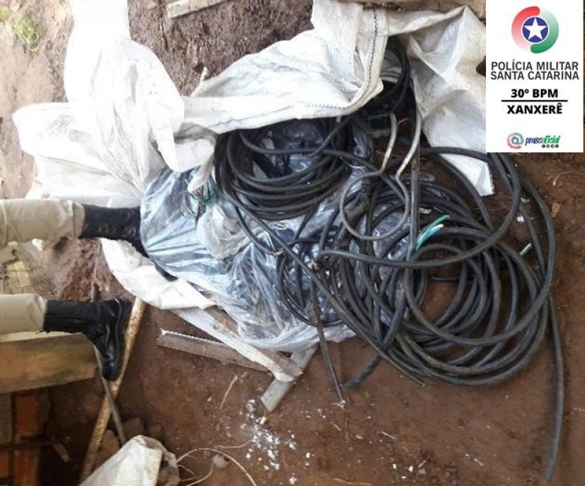 Homem de 28 anos foi encontrado furtando rolos de fios de cobre em uma residência, no bairro Santa Cruz