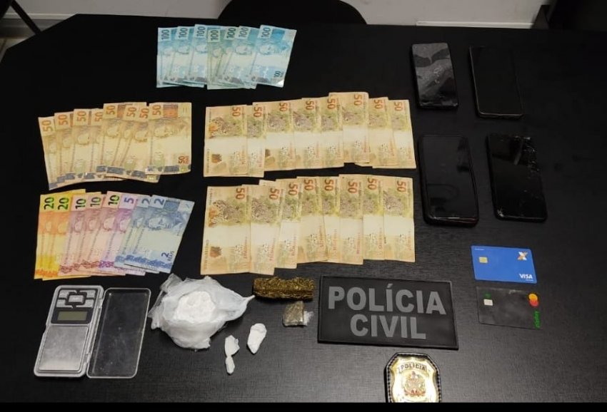Na casa do investigado, os policiais encontraram maconha, cocaína, dinheiro e uma balança de precisão