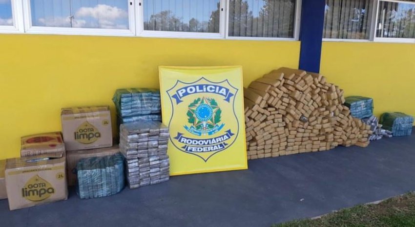 Cerca de 577 kg de maconha foram apreendidas pelos policiais rodoviários federais