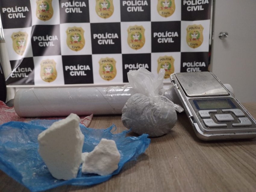 Foram encontradas porções de cocaína de aproximadamente 30 g, tanto na residência quanto no interior do veículo de propriedade do homem