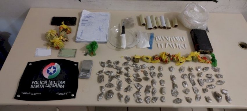 Policiais militares encontraram cocaína, maconha, uma balança de precisão e objetos usados no comércio de entorpecentes