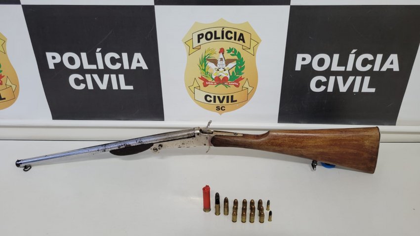 Espingarda calibre .32 e munições de diversos calibres foram apreendidas pelos policiais civis