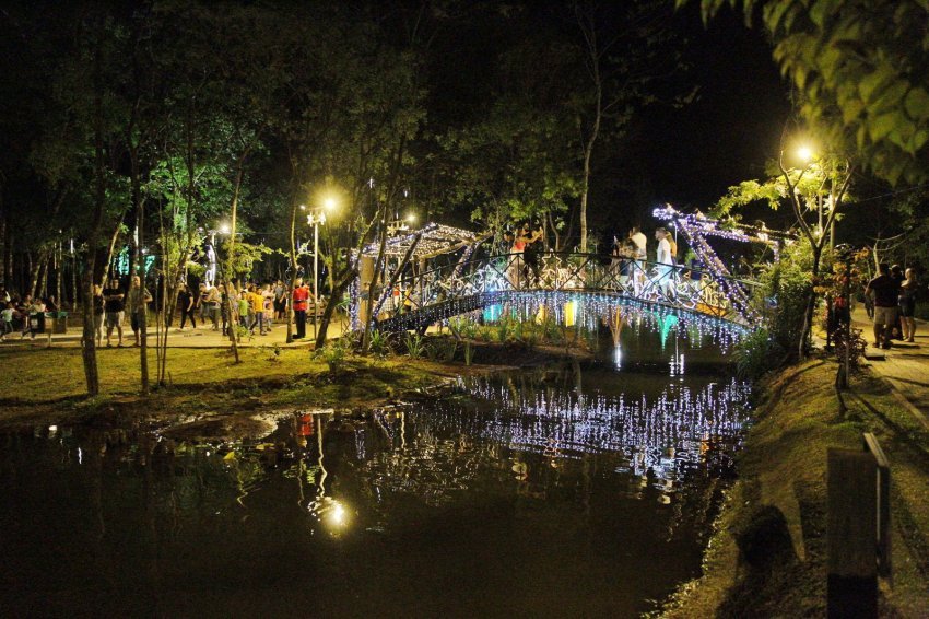 Iluminação natalina do Ecoparque tem atraído visitantes de Chapecó e região