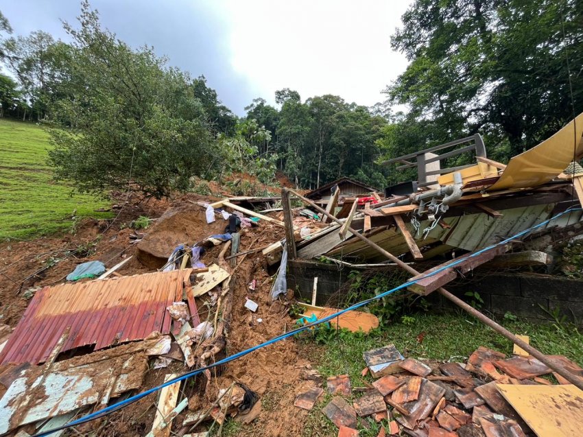 Ao menos 17 municípios registraram prejuízos com alagamentos, deslizamentos, quedas de árvores, destelhamentos e residências destruídas por desmoronamentos de terra