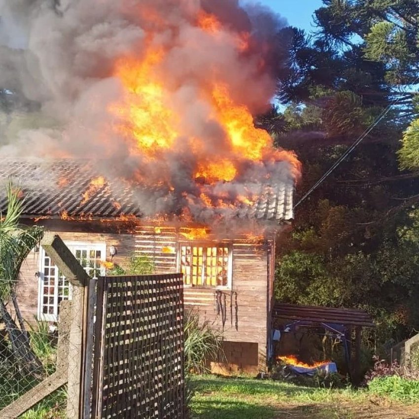 Incêndio atingiu uma casa na altura do km 53,95 da rodovia