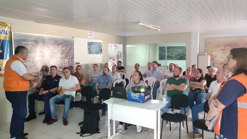 Reunião apresentou o Plano de Contingência para gestão de riscos em Xaxim, visando a prevenção de desastres e a coordenação de ações em caso de eventos climáticos, com o envolvimento de autoridades e lideranças locais