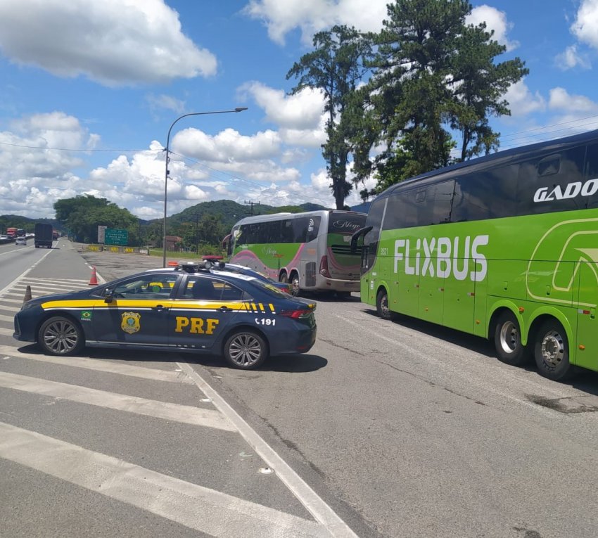 PRFs orientaram passageiros sobre segurança em ônibus em SC, parte da Operação Rodovida para reduzir acidentes durante as festas