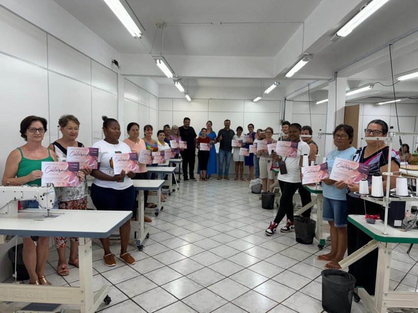 Prefeitura de Xaxim capacitou gratuitamente 65 mulheres em Oficina de Corte e Costura, destacando importância para autonomia e geração de renda