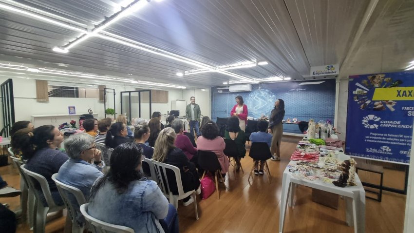 Curso gratuito de capacitação para artesãs em Xaxim, em parceria com o Sebrae, busca fortalecer negócios locais e habilidades empreendedoras das participantes