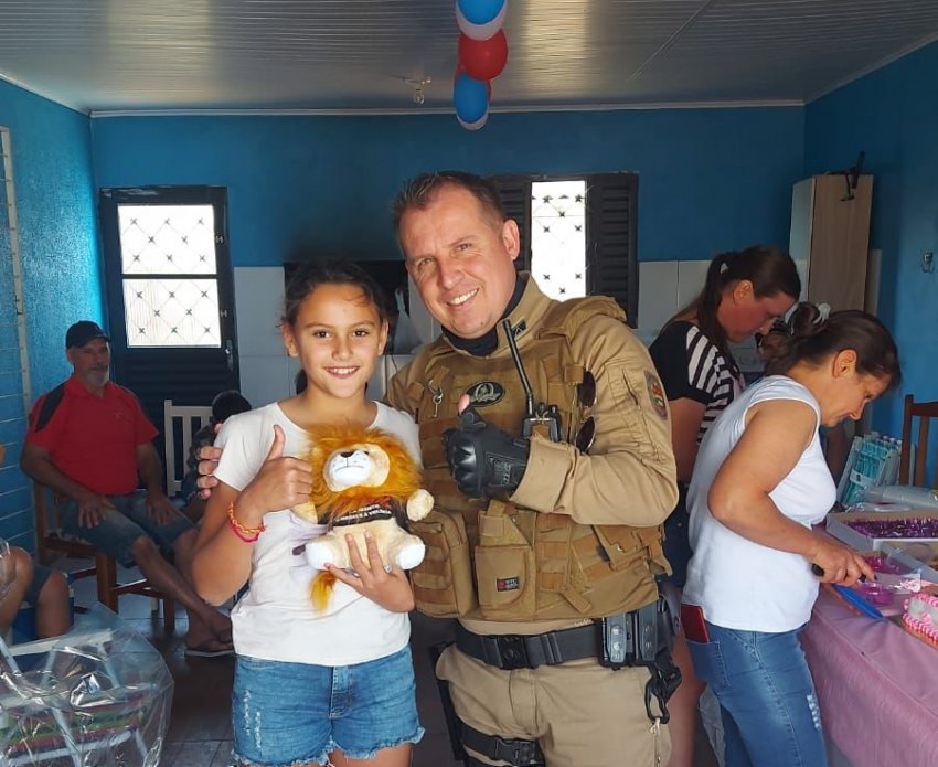 Karla, que completou 11 anos, tem grande admiração pelo trabalho da Polícia Militar